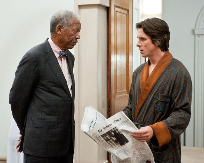 Morgan Freeman y Christian Bale en El Caballero Oscuro. La Leyenda Renace