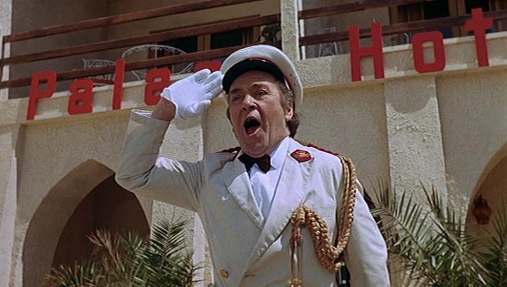 Peter Butterworth en carry-on-abroad