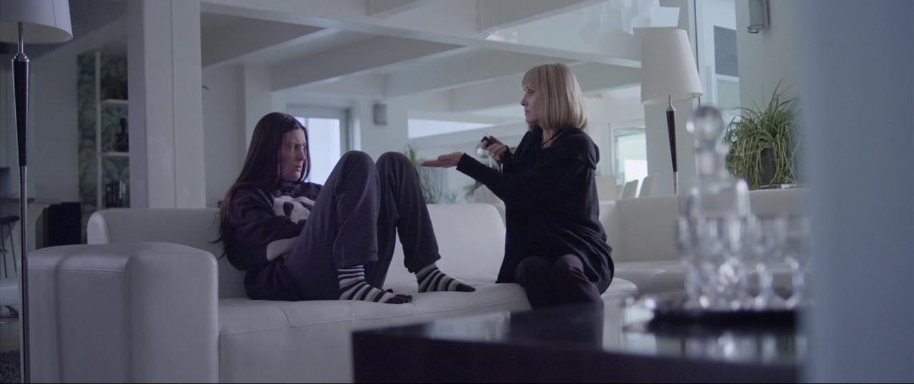 Barbara Crampton y Sarah Hagan en sun-choke