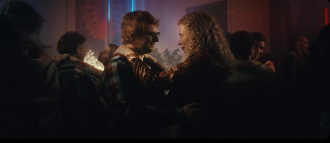 Luisa-Céline Gaffron y Wesley Joseph Byrne en how-to-be-normal-and-the-oddness-of-the-other-world