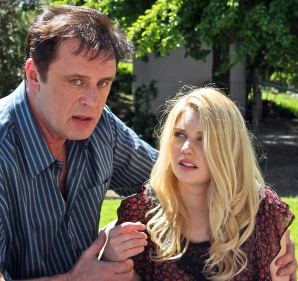 Joe Penny y Katie Gill en Traición a los 17