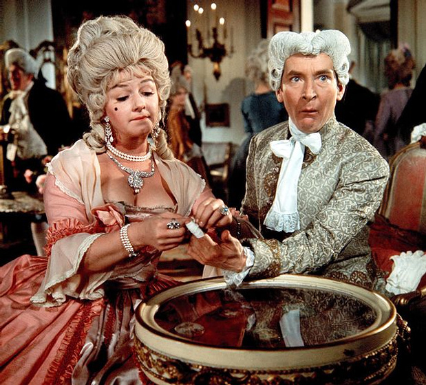 Joan Sims y Kenneth Williams en Carry On Don't Lose Your Head