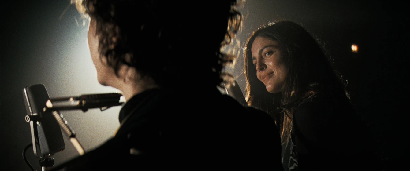 Timothée Chalamet y Monica Barbaro en a-complete-unknown