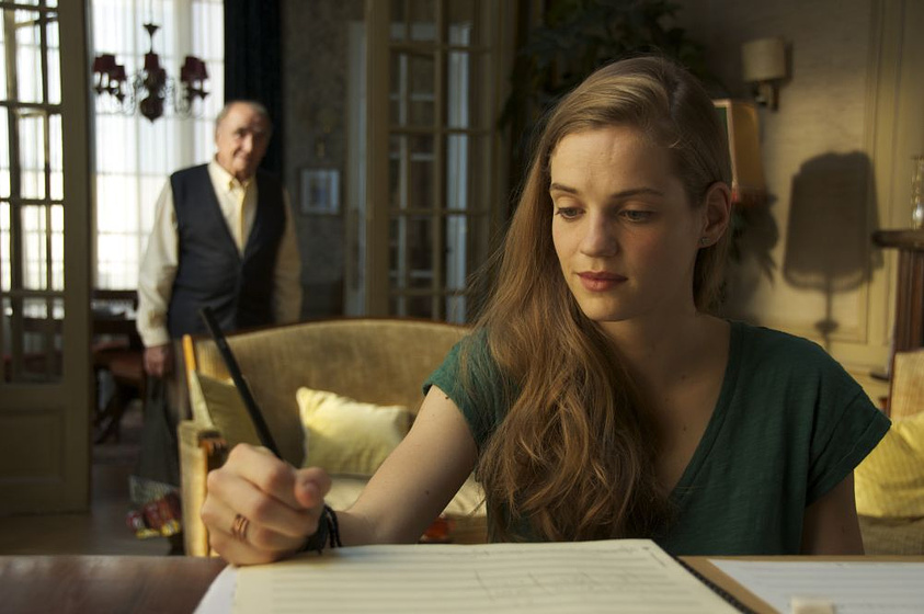 Claude Brasseur y Noémie Schmidt en El Sr. Henri comparte piso