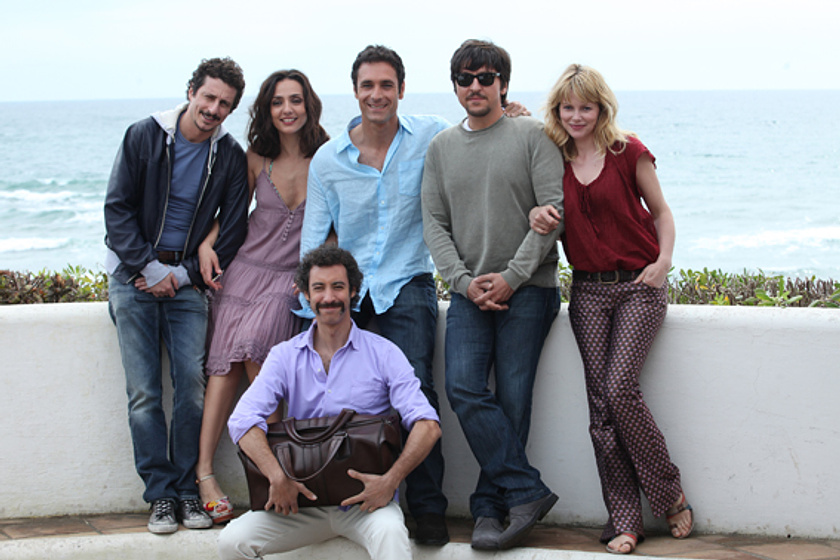 Raoul Bova, Barbora Bobulova, Isabelle Adriani y Luca Bizzarri en Inmaduros