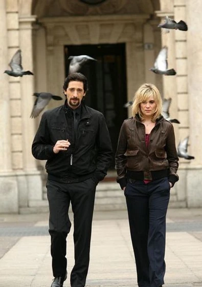 Emmanuelle Seigner y Adrien Brody en giallo