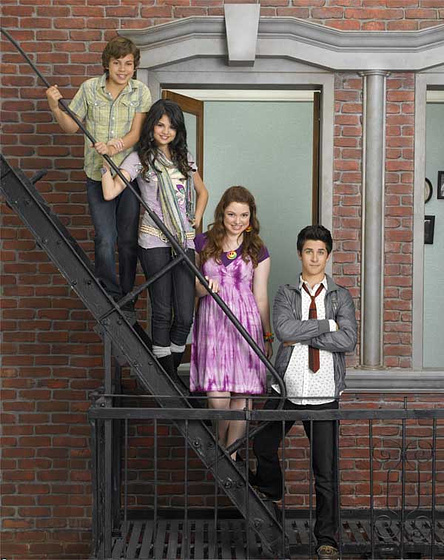 Jake T. Austin, Selena Gomez, David Henrie y Jennifer Stone en Los magos de Waverly Place