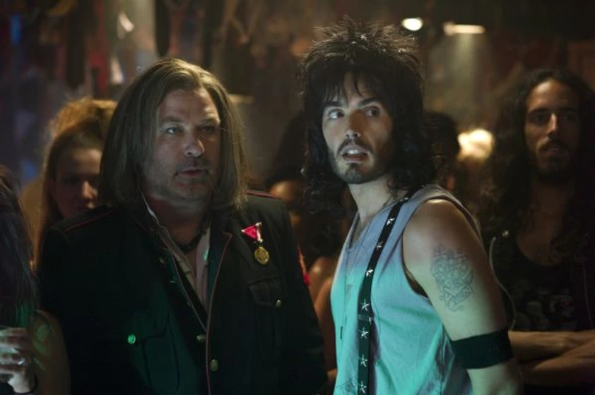 Alec Baldwin y Russell Brand en rock-of-ages-la-era-del-rock