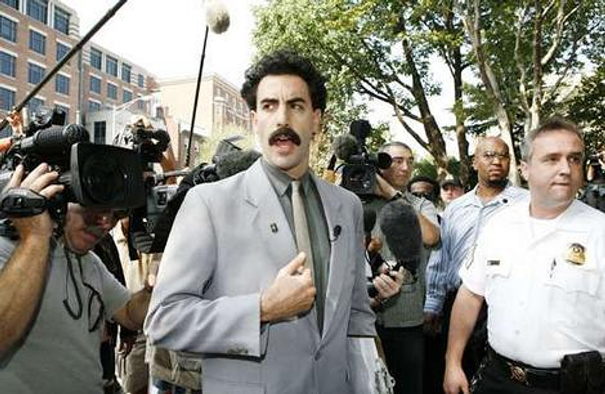 Sacha Baron Cohen en Borat: El Segundo Mejor Reportero del Glorioso País Kazajistan Viaja a América
