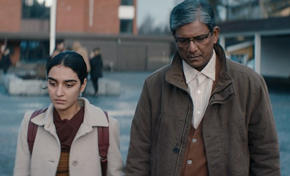 Adil Hussain y Maria Mozhdah en El Viaje de Nisha