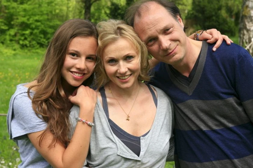Martin Brambach, Leonie Tepe y Dana Golombek en mudanza-al-paraiso