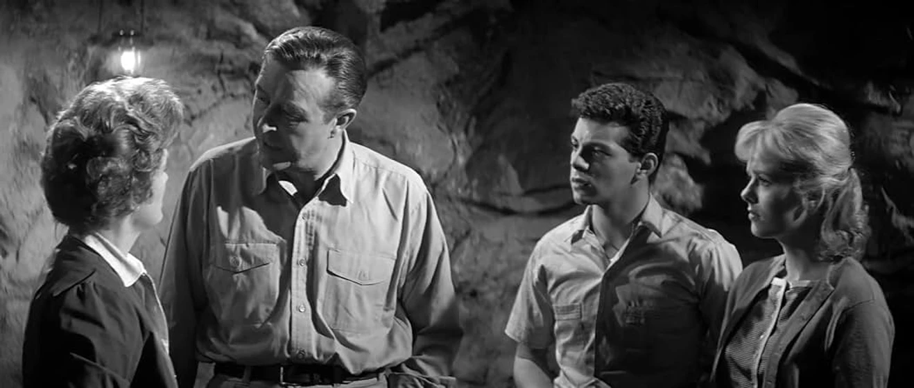 Frankie Avalon, Jean Hagen, Ray Milland y Mary Mitchel en panico-infinito
