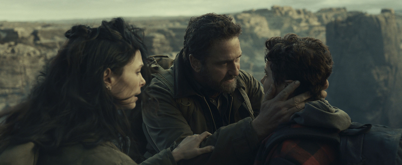 Gerard Butler y Morena Baccarin en Greenland 2