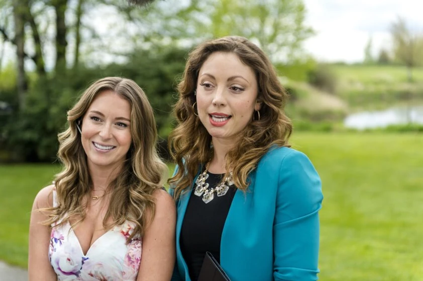 Leah Gibson y Alexa PenaVega en emparejada