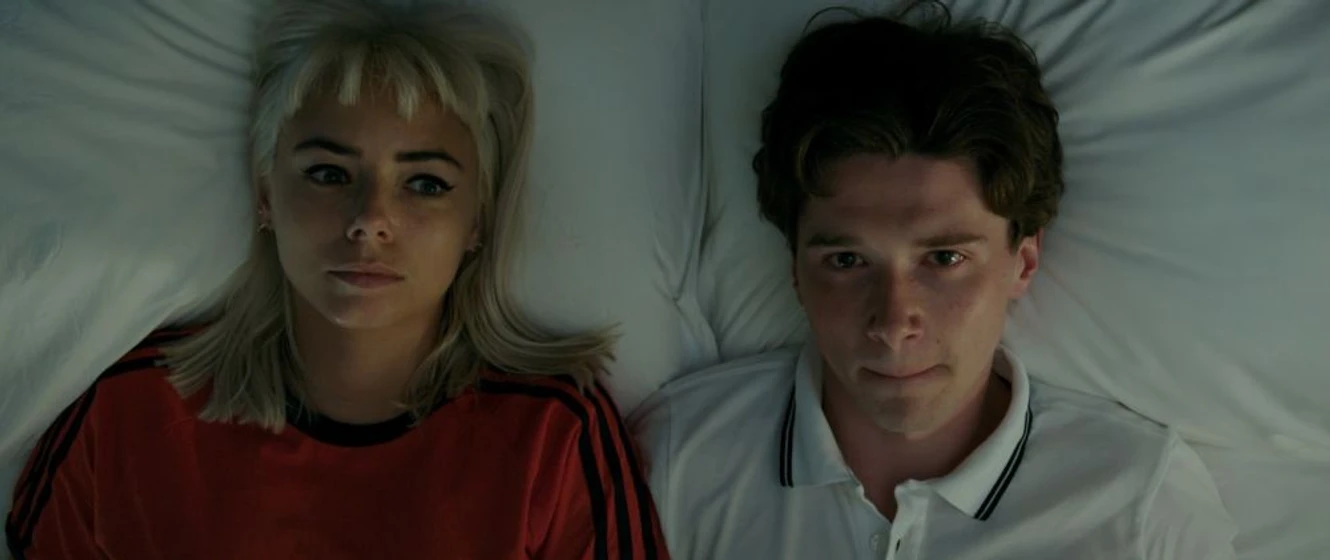 Sacha Parkinson y Patrick McNamee en destino-a-brighton