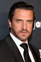 picture of actor Raul Esparza