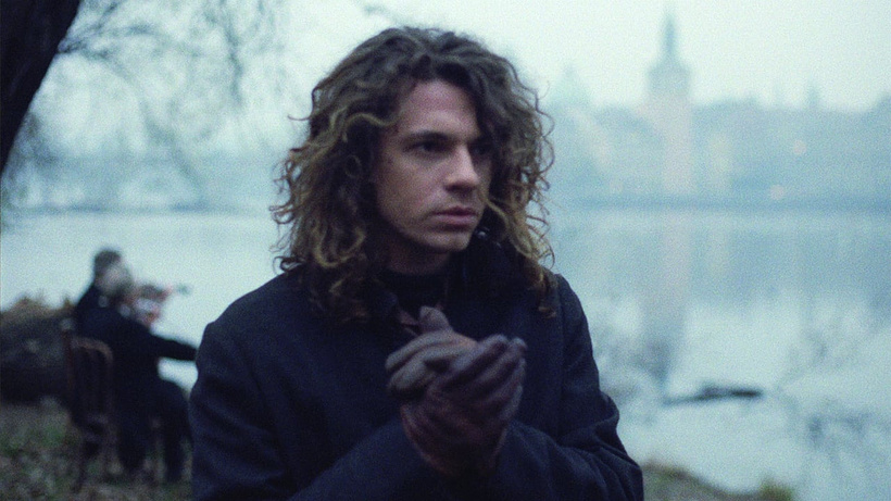 Imagen de Mystify. Tras el cantante de INXS