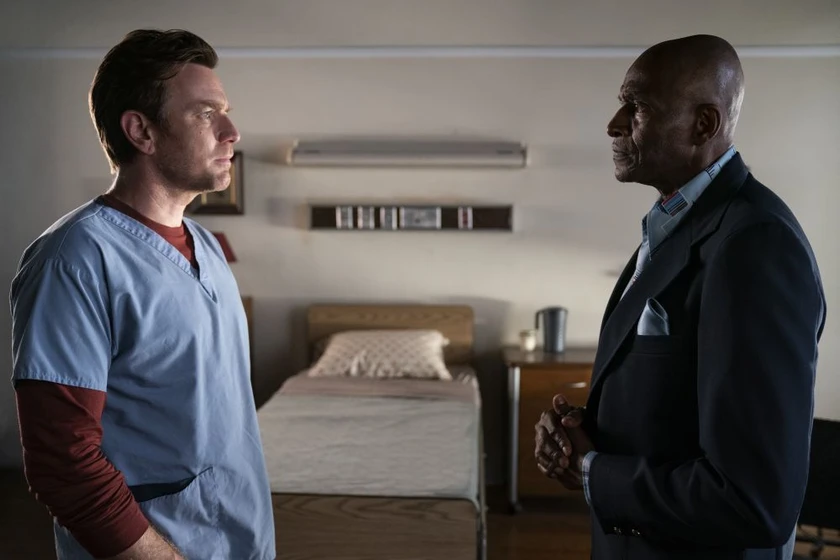 Ewan McGregor y Carl Lumbly en doctor-sueno