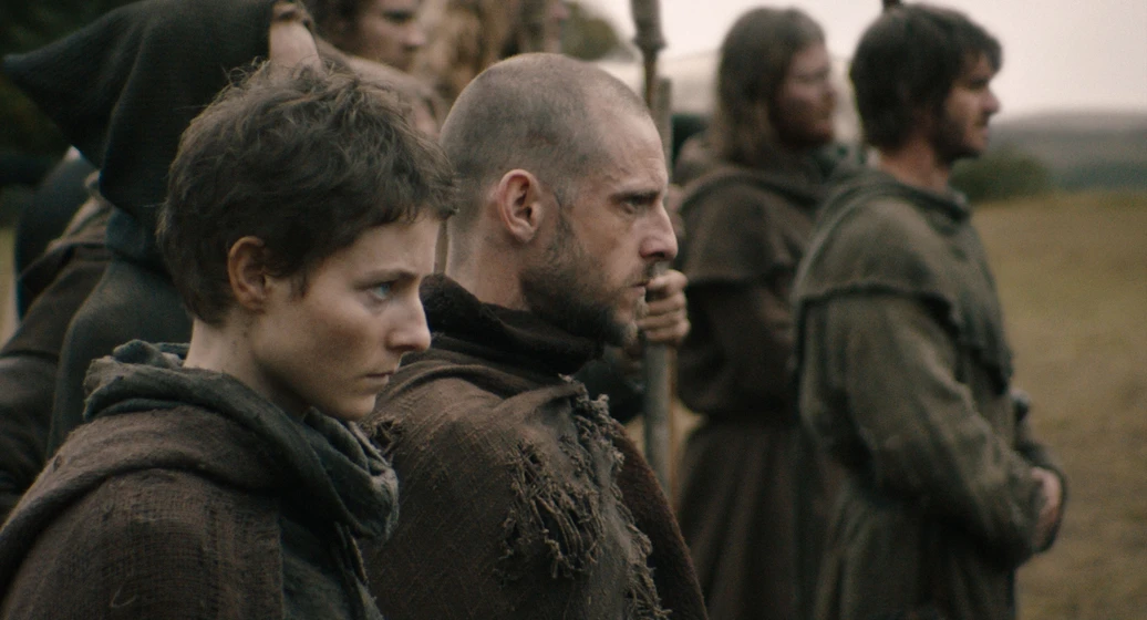 Jamie Bell y Thomasin McKenzie en el-hombre-que-desafio-al-rey