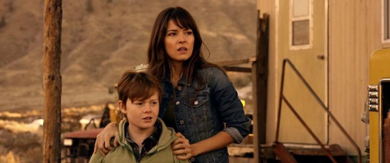 Sarah Lind y Jakob Davies en el-agente
