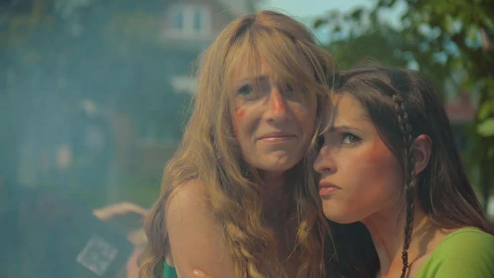 Catherine Corcoran y Asta Paredes en return-to-return-to-nuke-em-high-aka-vol-2