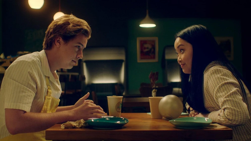 Cole Sprouse y Lana Condor en moonshot