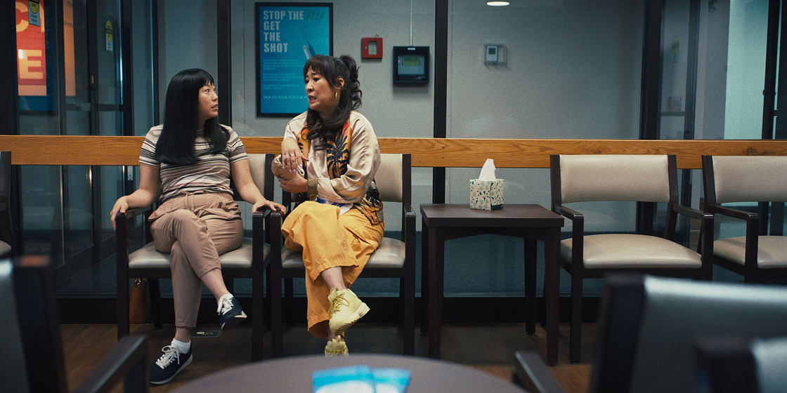 Sandra Oh y Awkwafina en La Reina de los Concursos