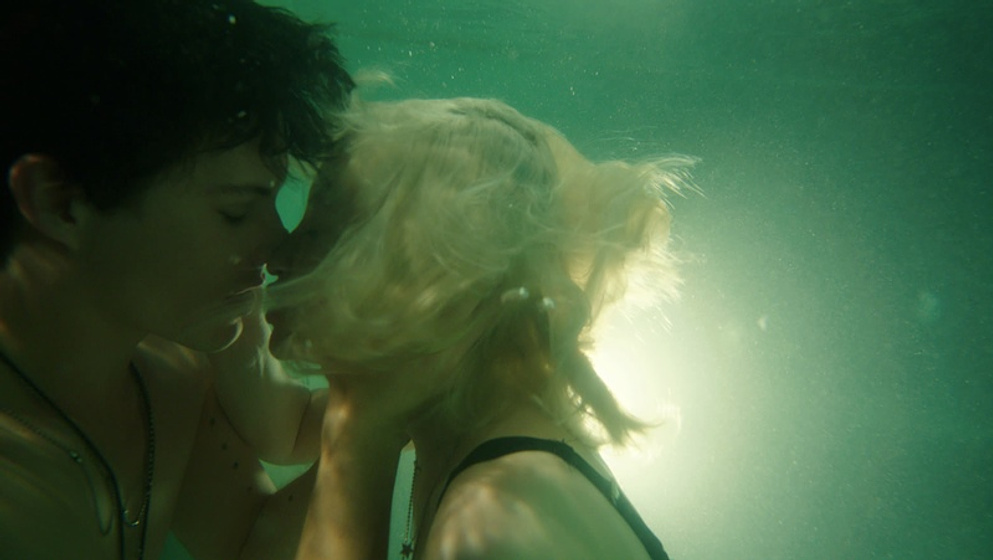 Emily Browning y Xavier Samuel en Plush