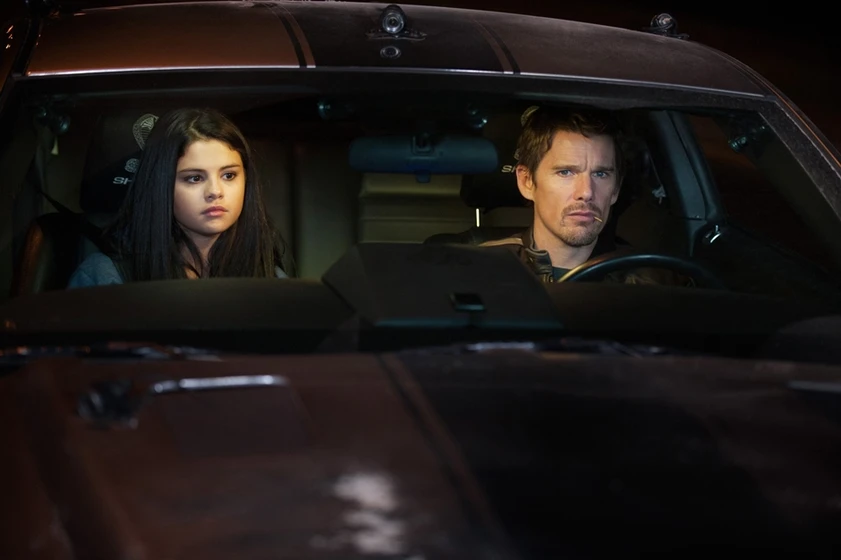 Ethan Hawke y Selena Gomez en Tiempo en contra