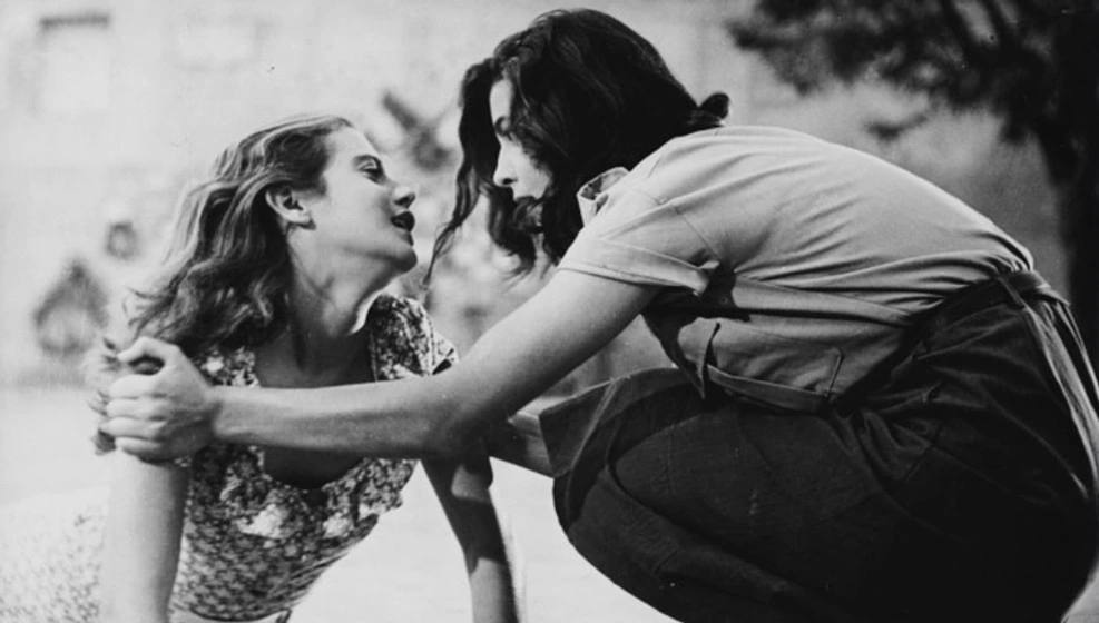 Elena Varzi y Anna Maria Ferrero en El Cristo Prohibido