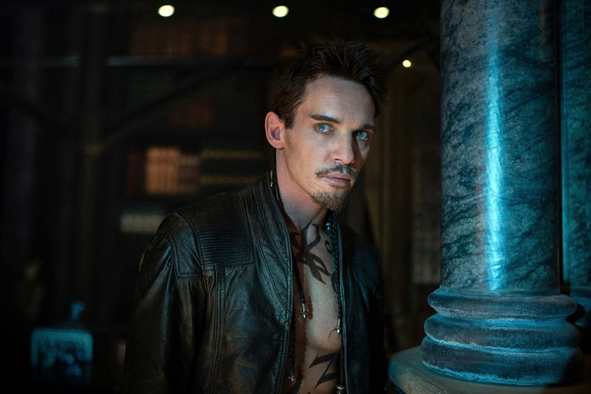 Jonathan Rhys Meyers en Cazadores de sombras: Ciudad de hueso