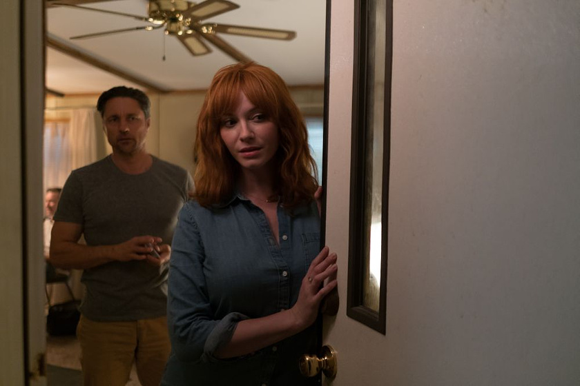 Martin Henderson y Christina Hendricks en Los Extraños. Cacería Nocturna