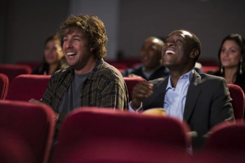 Don Cheadle y Adam Sandler en en-algun-lugar-de-la-memoria