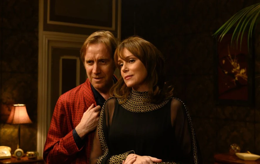 Rhys Ifans y Keeley Hawes en rompiendo-las-normas
