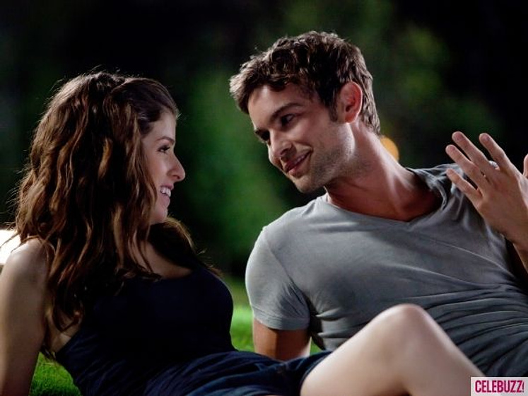 Chace Crawford y Anna Kendrick en Qué esperar cuando estás esperando
