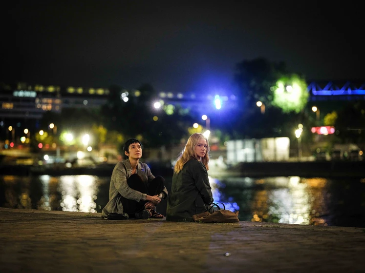Virginie Efira y Tao Okamoto en de-repente-2026
