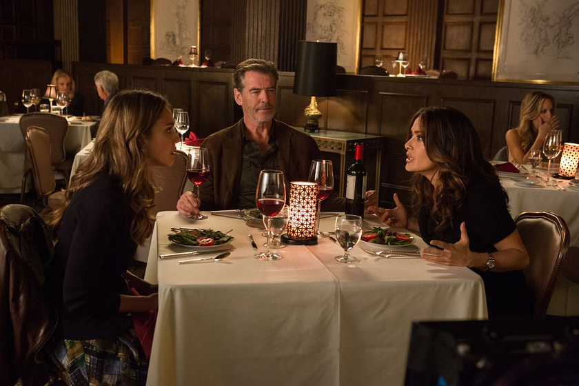 Pierce Brosnan, Salma Hayek y Jessica Alba en El Marido de mi hermana