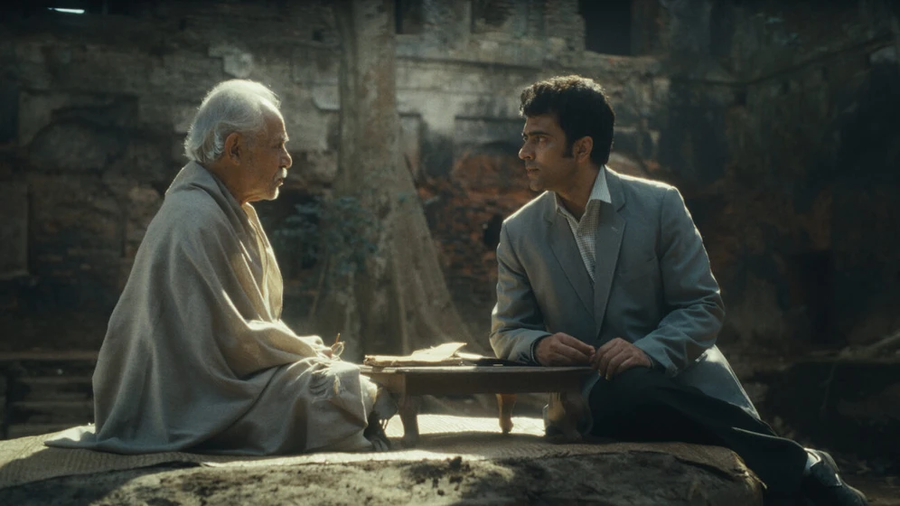 Dhritiman Chatterjee y Abir Chatterjee en the-puppet-s-tale