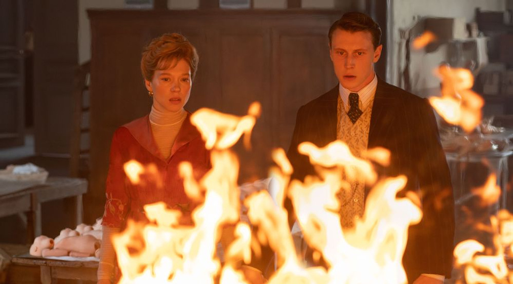 George MacKay y Léa Seydoux en La Bestia