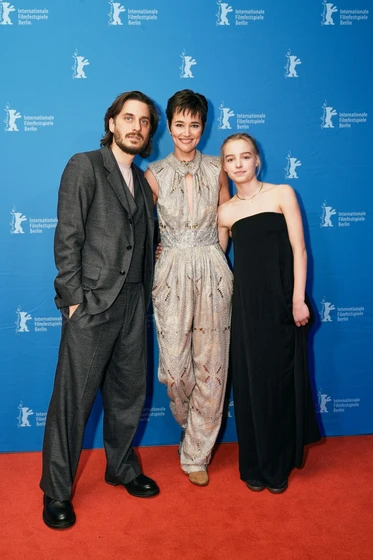 Luca Marinelli, Alissa Jung y Juli Grabenhenrich en baja-de-paternidad (Berlinale. Febrero 2025)