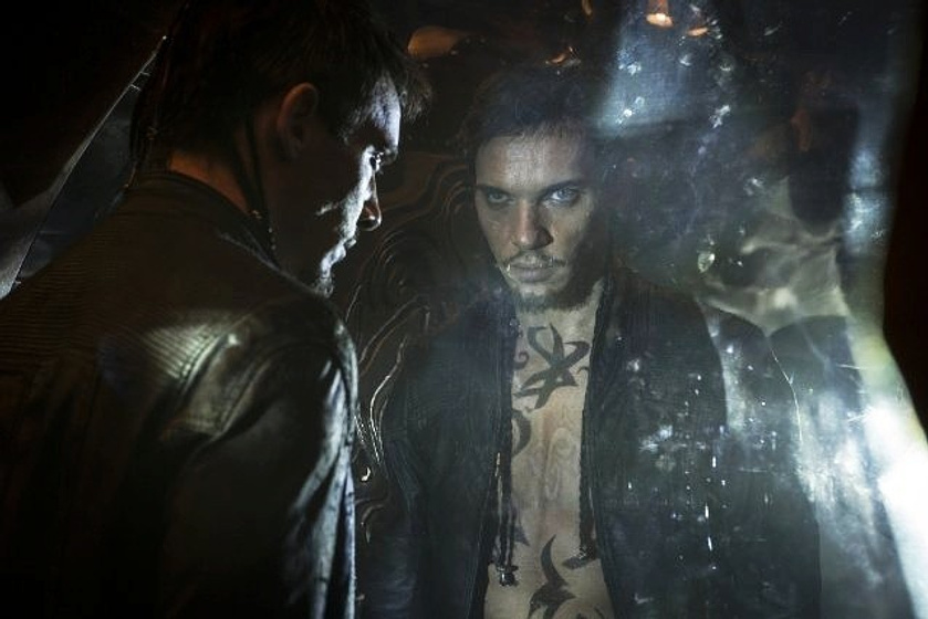 Jonathan Rhys Meyers en Cazadores de sombras: Ciudad de hueso