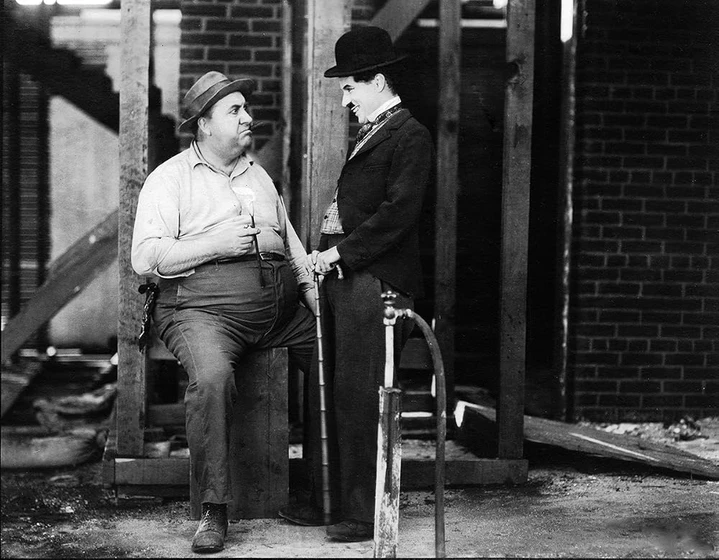 Charles Chaplin y Mack Swain en charlot-en-dia-de-paga