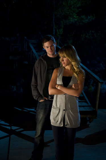 Aaron Ashmore y Haylie Duff en La Isla del Miedo