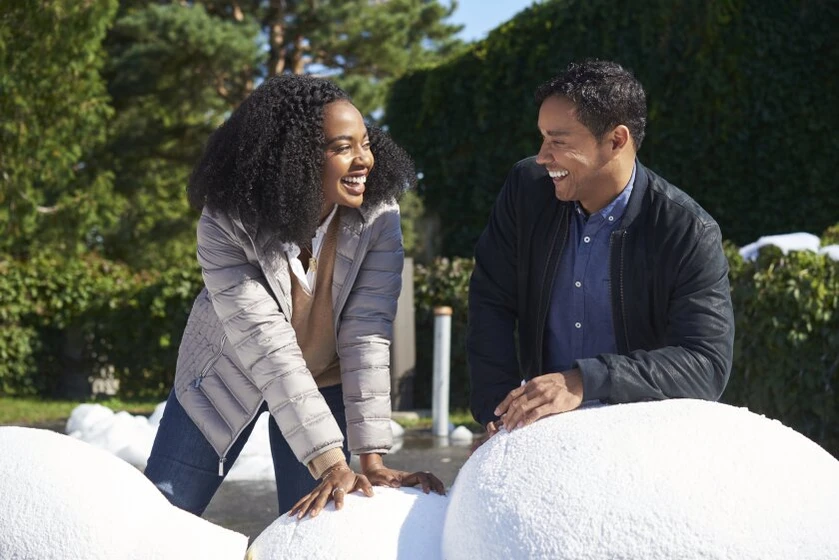 Jerrika Hinton y Christian Vincent en navidad-en-el-majestic