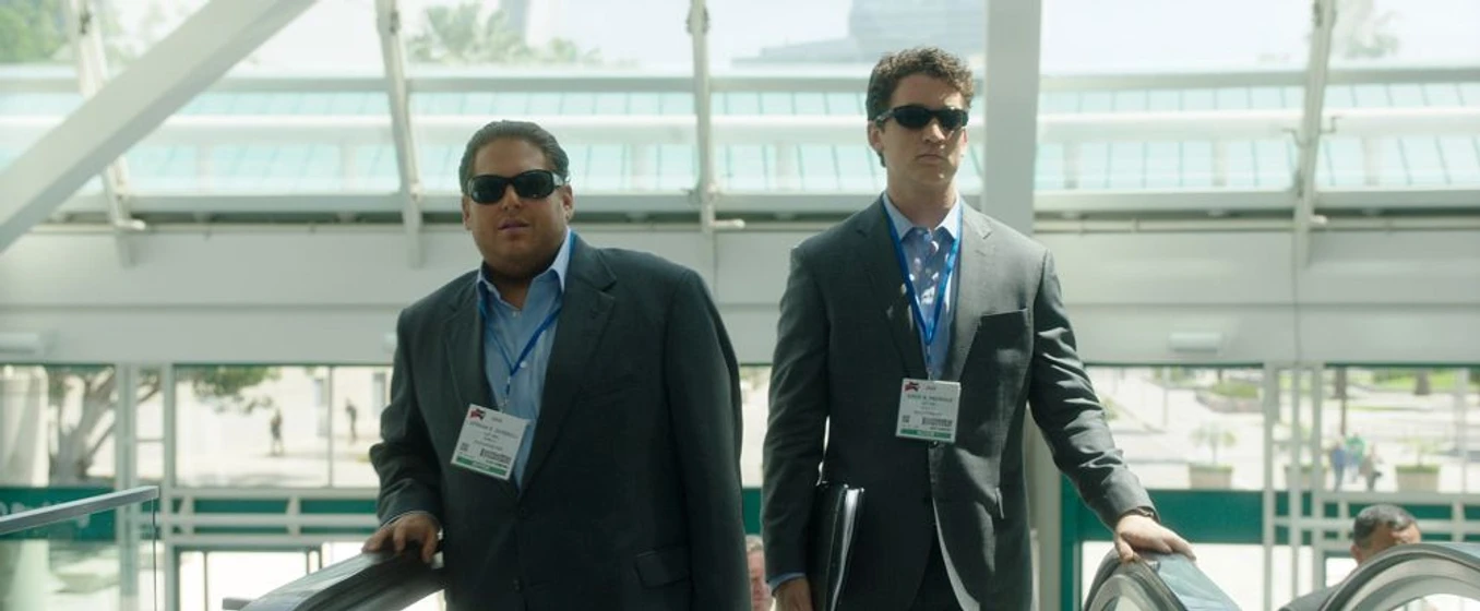 Jonah Hill y Miles Teller en juego-de-armas