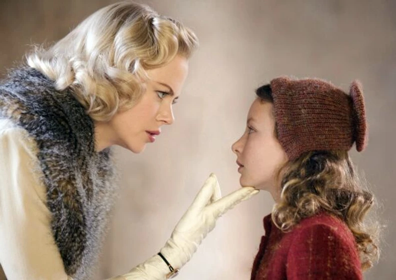 Nicole Kidman y Dakota Blue Richards en La Brújula Dorada