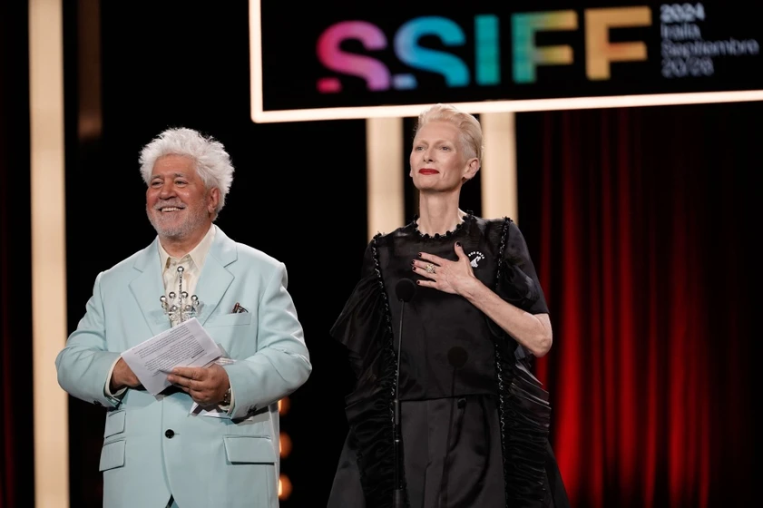 Pedro Almodóvar y Tilda Swinton en la-habitacion-de-al-lado (Festival de San Sebastián. Septiembre 2024)