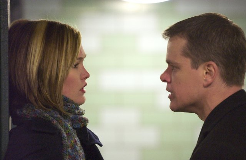 Matt Damon y Julia Stiles en El Mito de Bourne