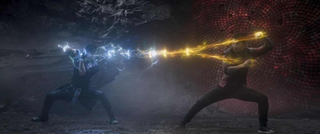 Tony Chiu Wai Leung y Simu Liu en shang-chi-y-la-leyenda-de-los-diez-anillos