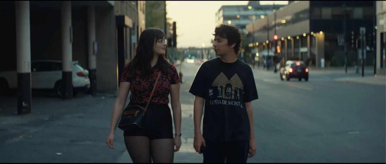 Devon Bostick y Barbie Ferreira en la-ironia-del-amor